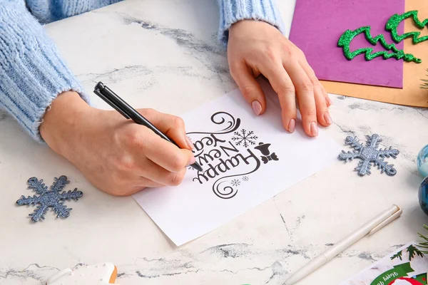 Mujer Escribiendo Una Postal Felicitación Para Celebración Año Nuevo Mesa — Foto de Stock