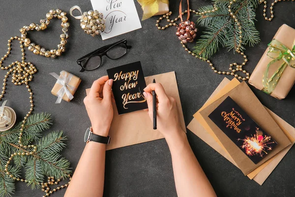 Mujer Con Postales Felicitación Para Celebración Navidad Año Nuevo Mesa — Foto de Stock