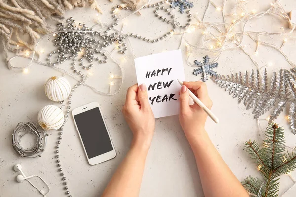 Mujer Escribiendo Una Postal Felicitación Para Celebración Año Nuevo Mesa —  Fotos de Stock
