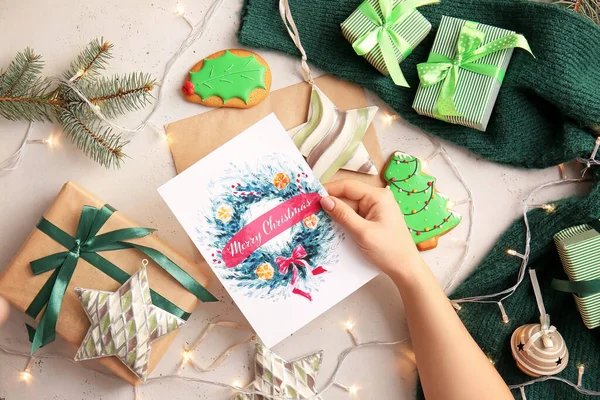 Mujer Con Tarjeta Postal Felicitación Para Celebración Navidad Regalos Mesa — Foto de Stock