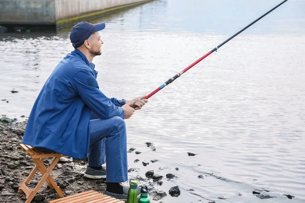 Junger Mann Angelt Auf Fluss — Stockfoto