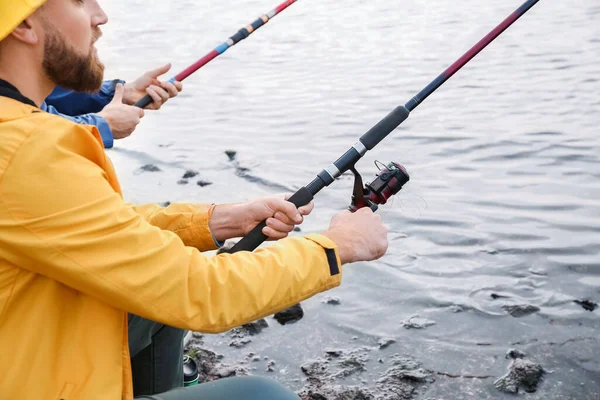 Junge Männer Angeln Auf Fluss — Stockfoto