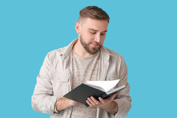 Jongeman Lezen Boek Kleur Achtergrond — Stockfoto