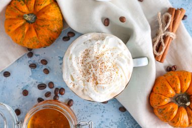 Renkli kabak kapuçinosu.