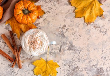 Bir fincan kabak kapuçinosu ve grunge arkaplanı.