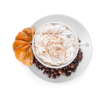 Beyaz arka planda bir fincan kabak kapuçino.