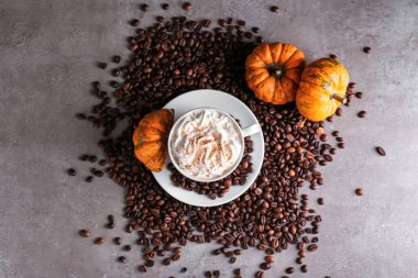 Bir fincan kabak kapuçinosu ve grunge arkaplanı.
