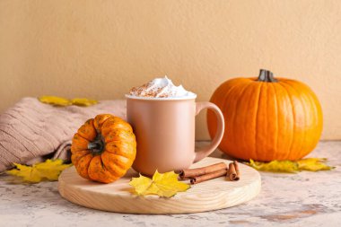 Masada bir fincan kabaklı kapuçino.