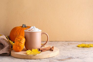 Masada bir fincan kabaklı kapuçino.