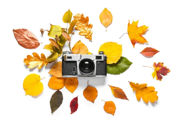 Schöne Herbstkomposition Mit Blättern Und Fotokamera Auf Weißem Hintergrund — Stockfoto