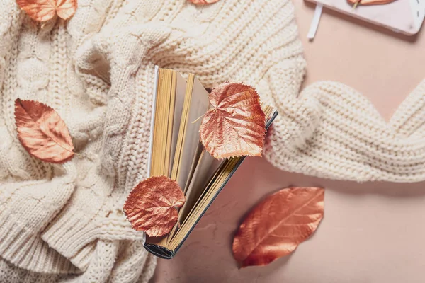 Hermosa Composición Otoñal Con Libro Suéter Hojas Sobre Fondo Color — Foto de Stock