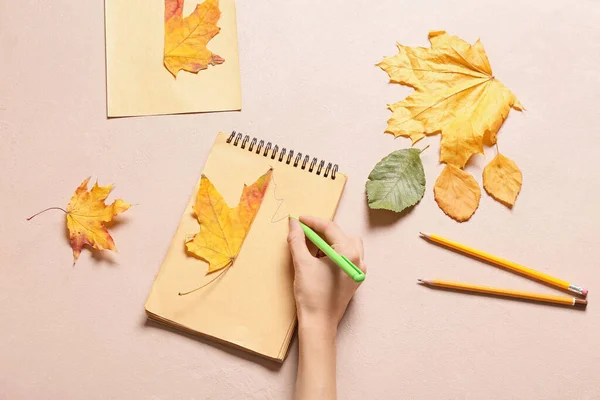 Woman Drawing Autumn Leaf Notebook Color Background — Stock Photo, Image