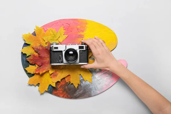 Hand Fotokamera Palette Und Herbstblätter Auf Hellem Hintergrund — Stockfoto