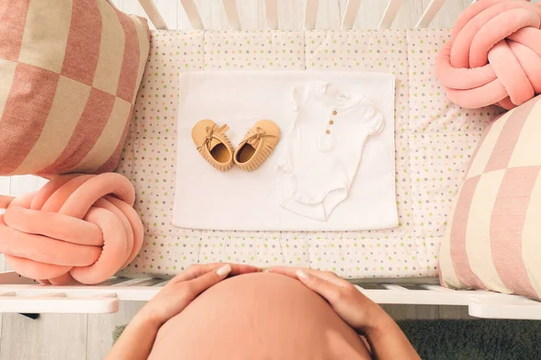 Mulher Grávida Bonita Perto Cama Bebê Com Roupas Vista Superior — Fotografia de Stock