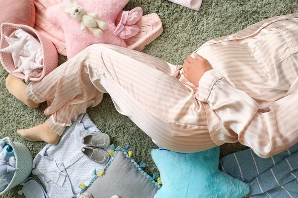 Beautiful Pregnant Woman Lying Floor Baby Clothes Top View — Stock Photo, Image