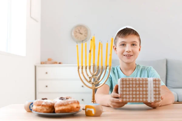 Glad Pojke Firar Hannukah Hemma — Stockfoto