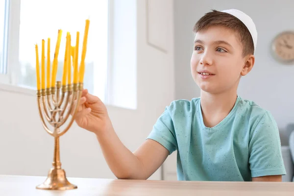 Щасливий Хлопчик Освітлює Свічки Відзначення Ганнуки Вдома — стокове фото