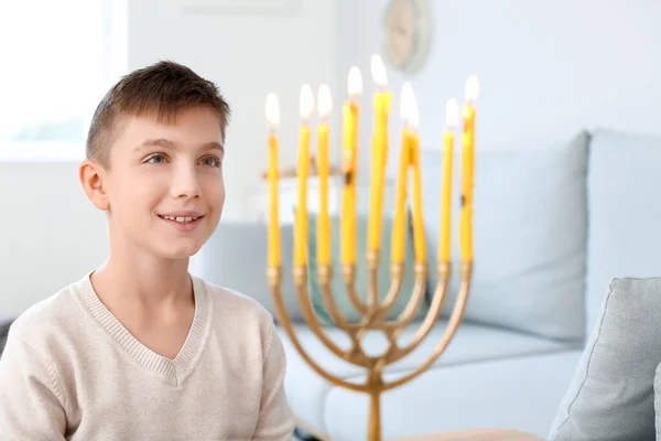 Gelukkige Jongen Viert Hannukah Thuis — Stockfoto