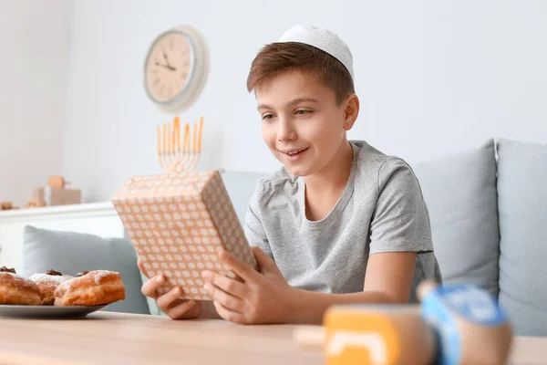 Szczęśliwy Chłopiec Świętuje Hannukah Domu — Zdjęcie stockowe