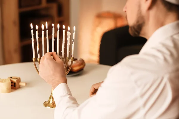 Άνδρας Ανάβει Κεριά Για Hannukah Στο Σπίτι — Φωτογραφία Αρχείου
