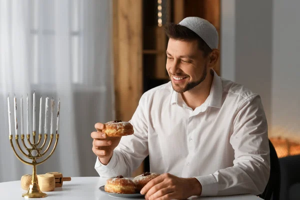 Homem Comendo Saborosos Donuts Hannukah Casa — Fotografia de Stock