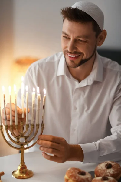 Mann Zündet Kerzen Für Hannukah Hause — Stockfoto