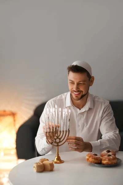 Muž Zapaluje Svíčky Pro Hannukah Doma — Stock fotografie