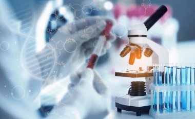 Laboratuvarda kan örneğiyle çalışan bilim adamı ve test tüpleriyle mikroskoba iki kez maruz kalmış.