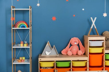 Anaokulundaki modern oyun odasının içinde.