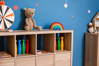Anaokulundaki modern oyun odasının içinde.