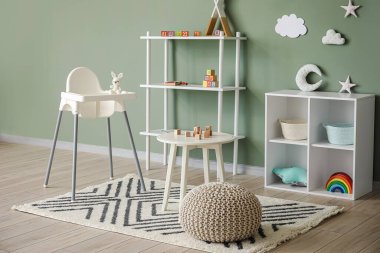 Anaokulundaki modern oyun odasının içinde.