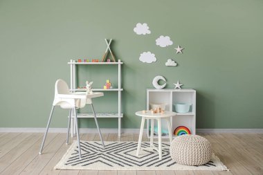 Anaokulundaki modern oyun odasının içinde.