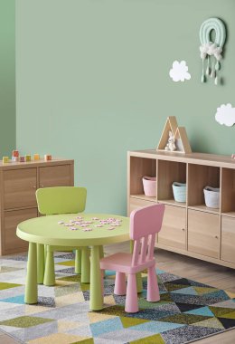 Anaokulundaki modern oyun odasının içinde.