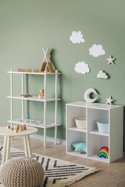 Anaokulundaki modern oyun odasının içinde.