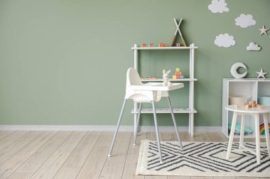 Anaokulundaki modern oyun odasının içinde.