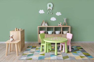 Anaokulundaki modern oyun odasının içinde.