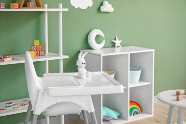 Anaokulundaki modern oyun odasının içinde.