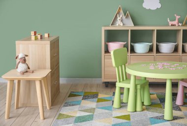 Anaokulundaki modern oyun odasının içinde.