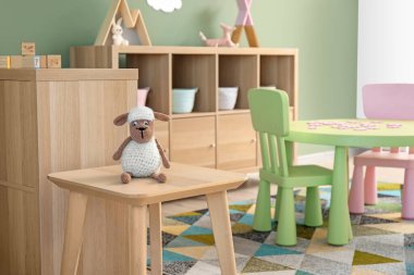 Anaokulundaki modern oyun odasının içinde.