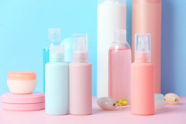 Renk arkaplanına göre seyahat kozmetik seti