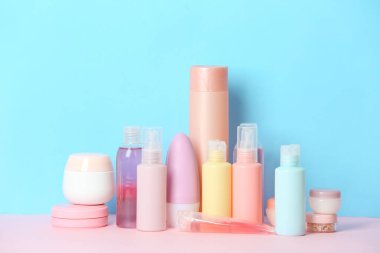 Renk arkaplanına göre seyahat kozmetik seti