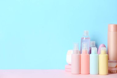 Renk arkaplanına göre seyahat kozmetik seti