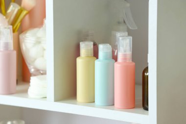 Tuvalette vücut bakım kozmetikleri olan seyahat şişeleri.