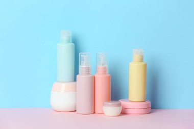 Renk arkaplanına göre seyahat kozmetik seti