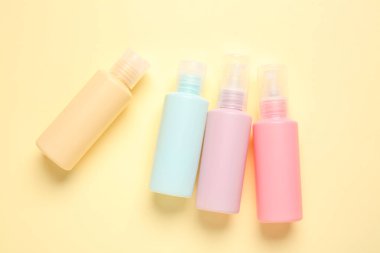 Arka planda vücut bakım kozmetiği olan seyahat şişeleri.