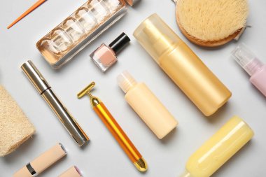 Hafif arkaplanda seyahat kozmetik seti