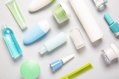 Hafif arkaplanda seyahat kozmetik seti