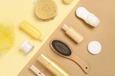 Renk arkaplanına göre seyahat kozmetik seti