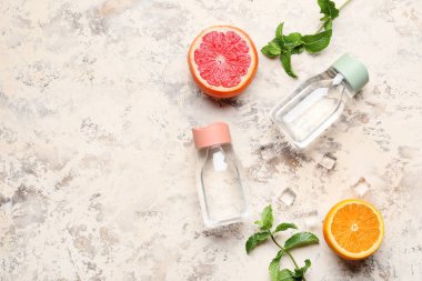 Hafif arkaplanda su ve sitruslar