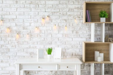 Boş fotoğraf çerçeveleri ve masadaki bitki örtüsü.